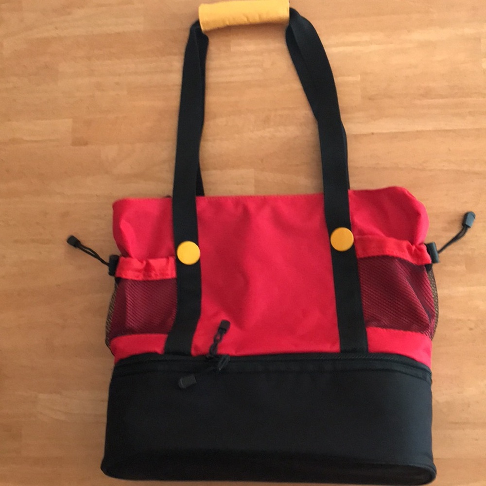 Mickey Mouse bag with insulated bottom.